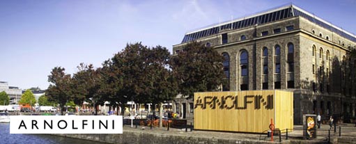 An image of the Arnolifni building from the fornt.